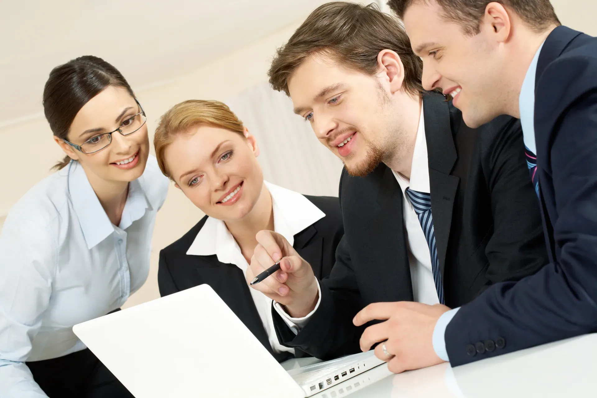 Team analysiert Daten am Laptop